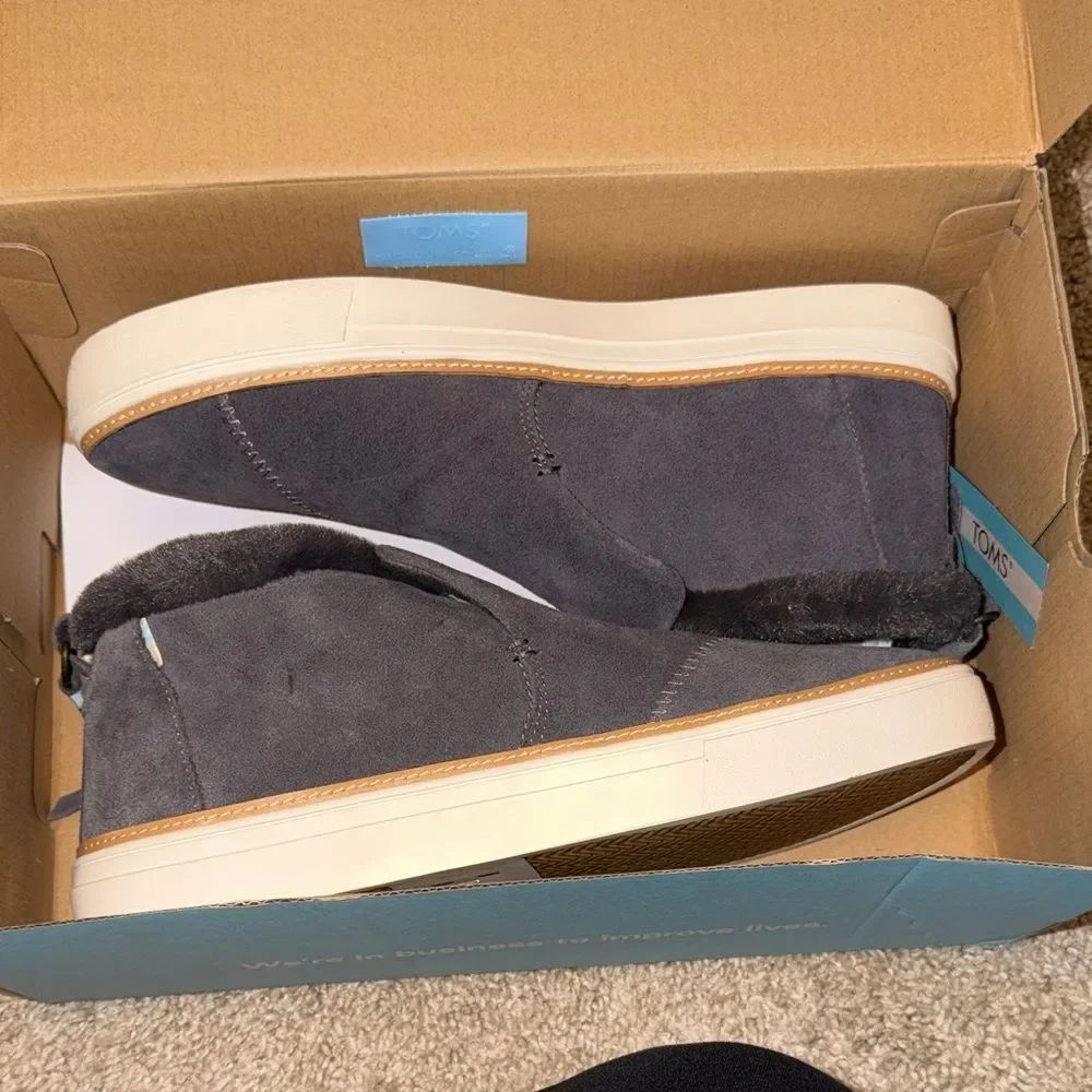 TOMS Men's Charcoal Suede Chukka Boots with Cream Sole